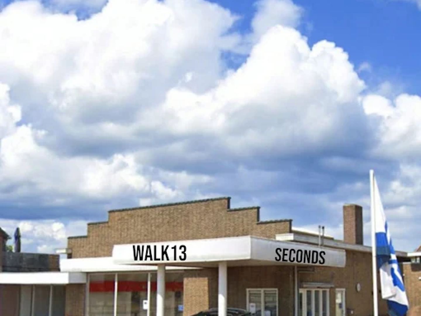 Buitenaanzicht van kringloopwinkel walk13.
