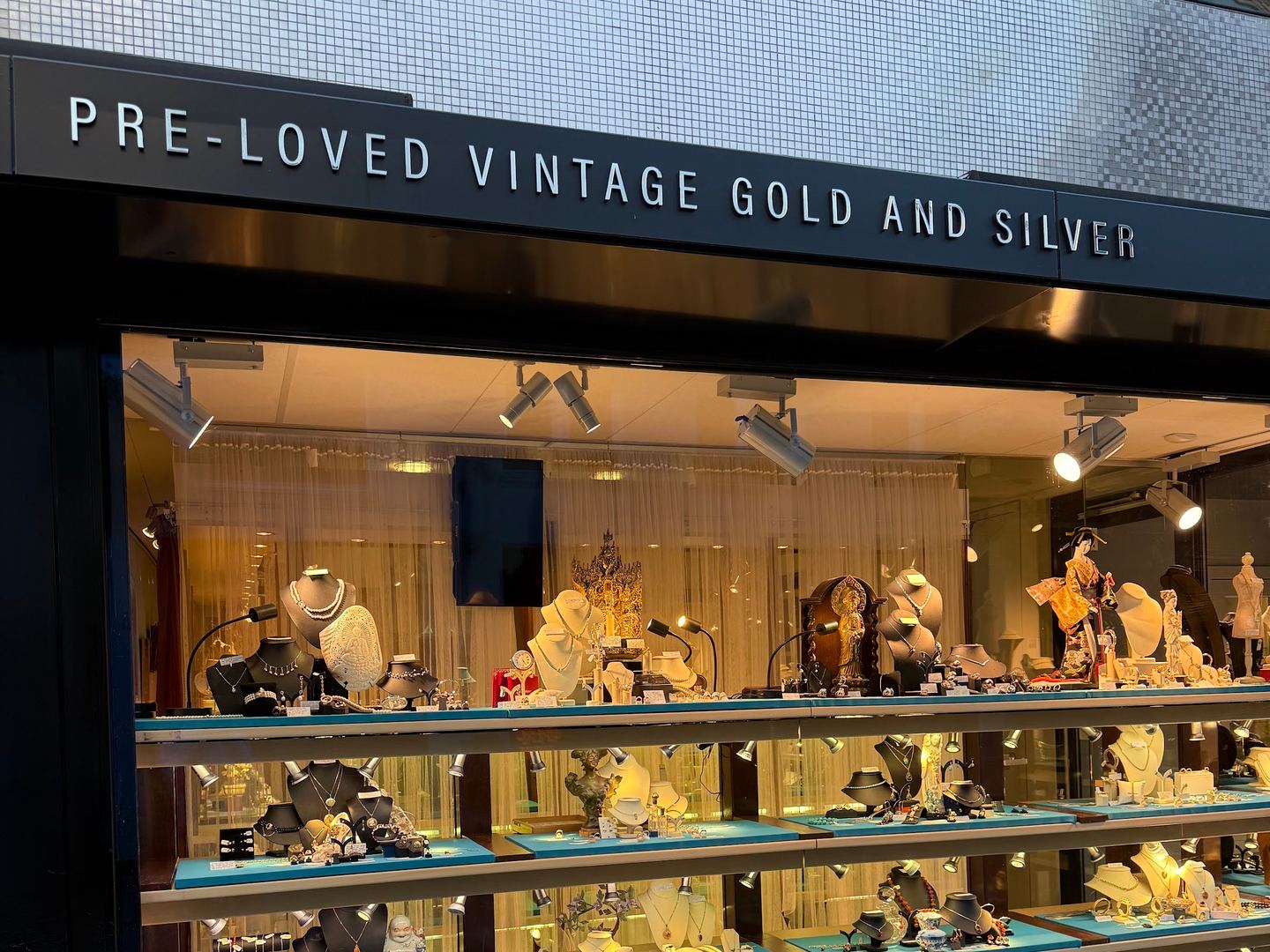 Etalage van Lindeloof Jewels met vitrines vol juwelen onder de tekst Pre-loved vintage gold and silver
