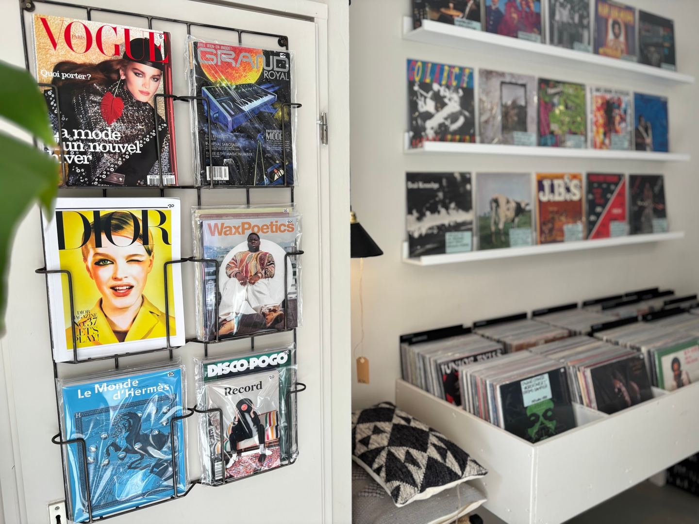 Interieur van Near Mint met tijdschriften aan de deur en platen op wandplanken en in bakken
