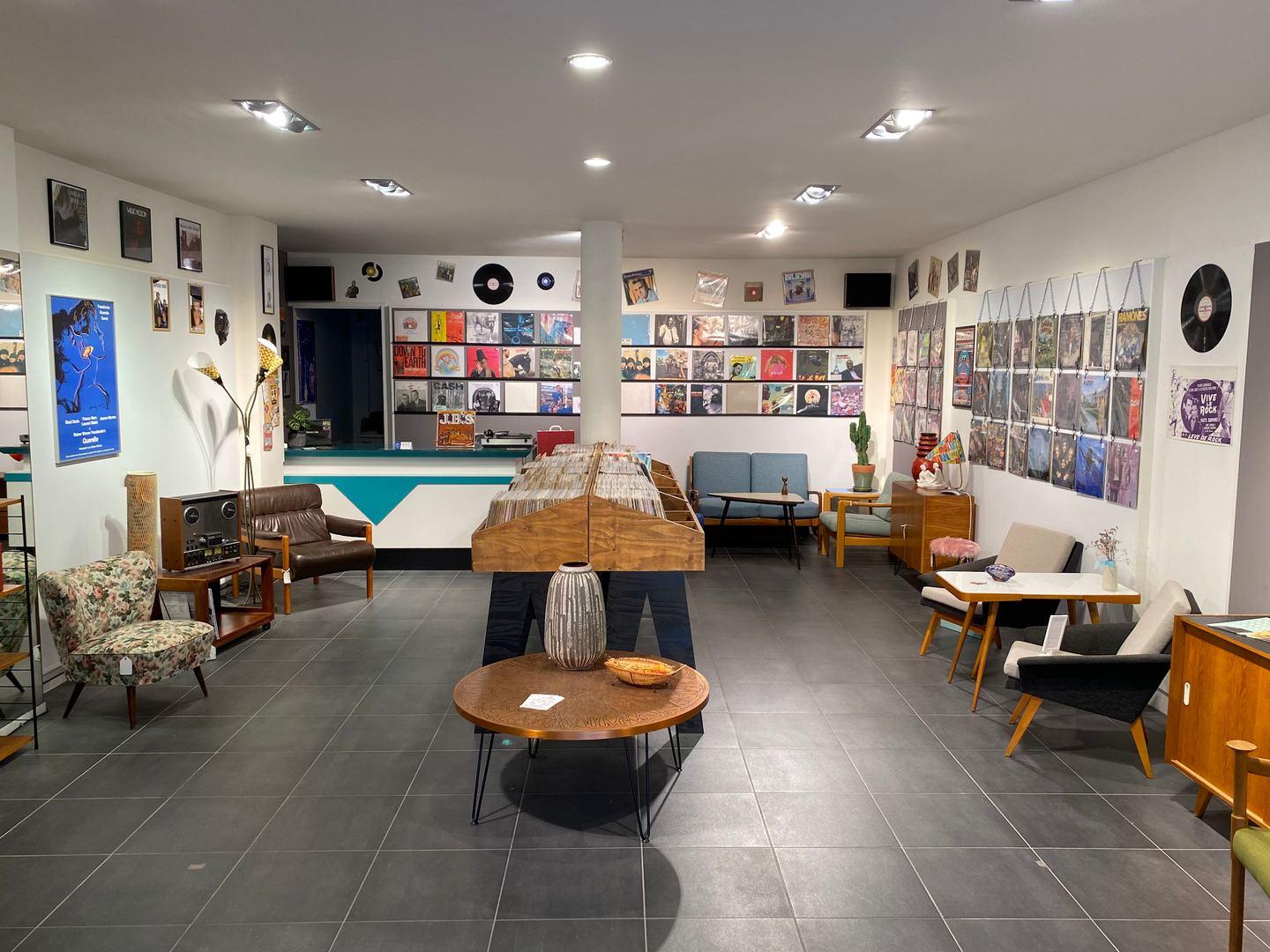 Interieur van No.1 Hotwax Records met platenbakken en wanden vol platenhoezen