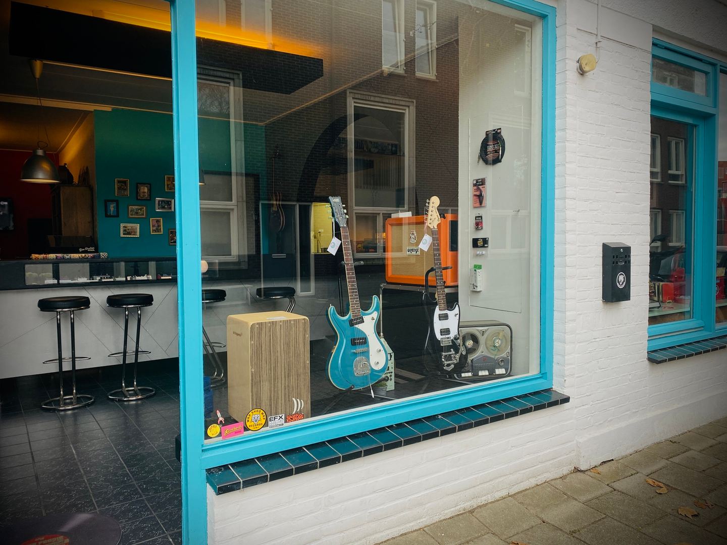 Gevel van Orion Records met gitaren in de etalage