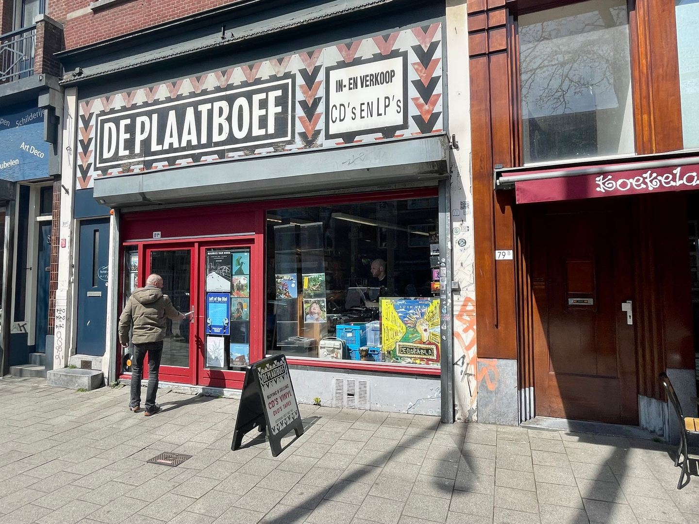 Gevel van De Plaatboef met naambord en het bord in- en verkoop cd's en lp's