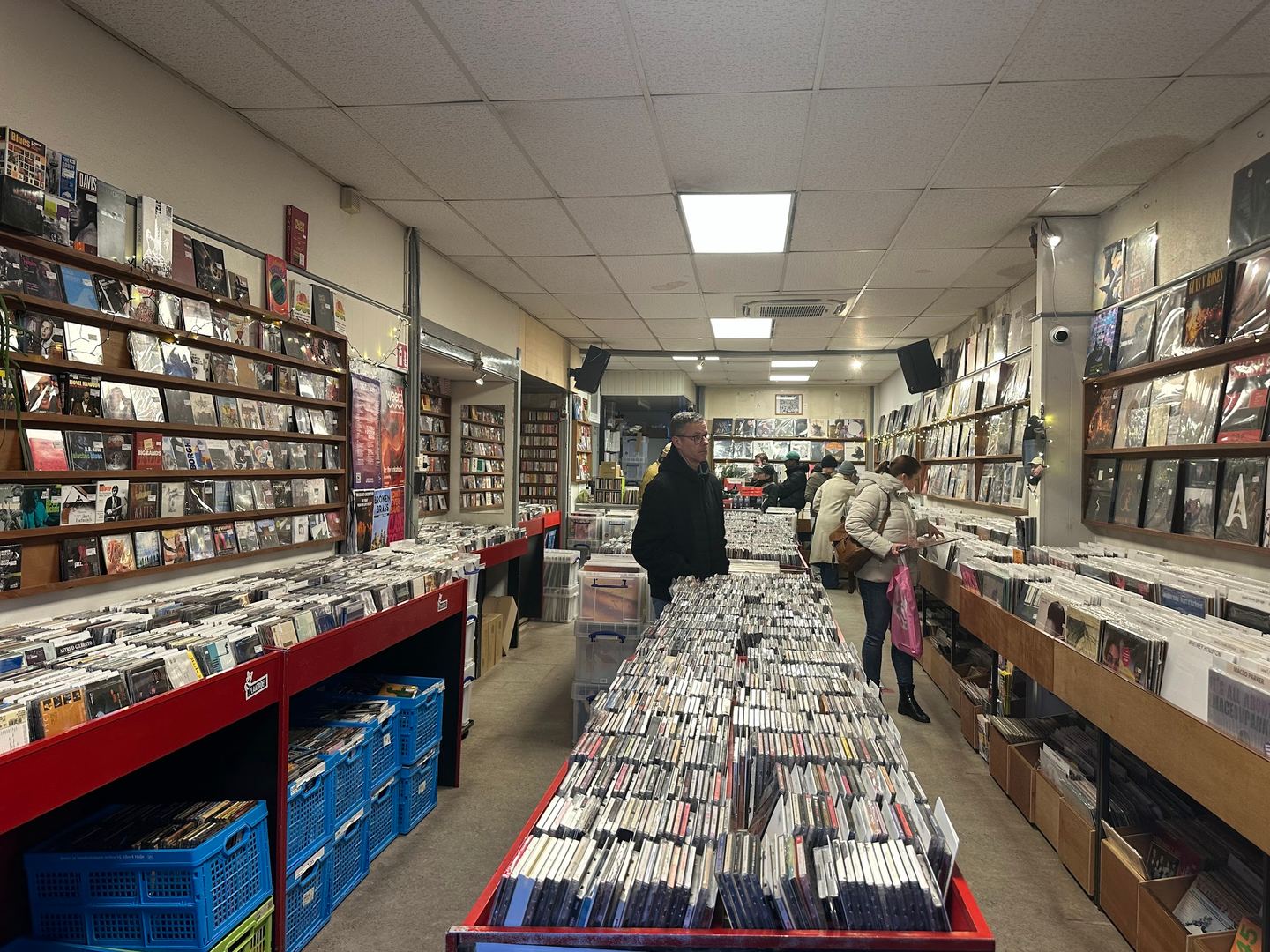 Bakken en wandrekken vol platen en cd's in Plaatboef Utrecht