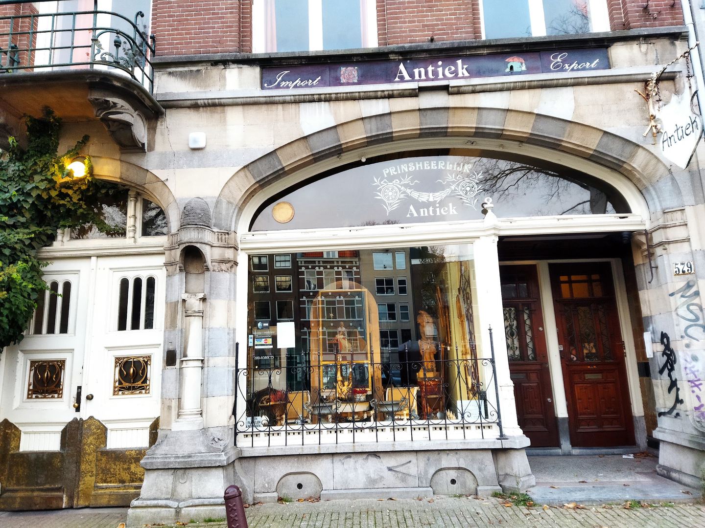 Gevel van Prinsheerlijk Antiek met boogvormige etalage en naambord