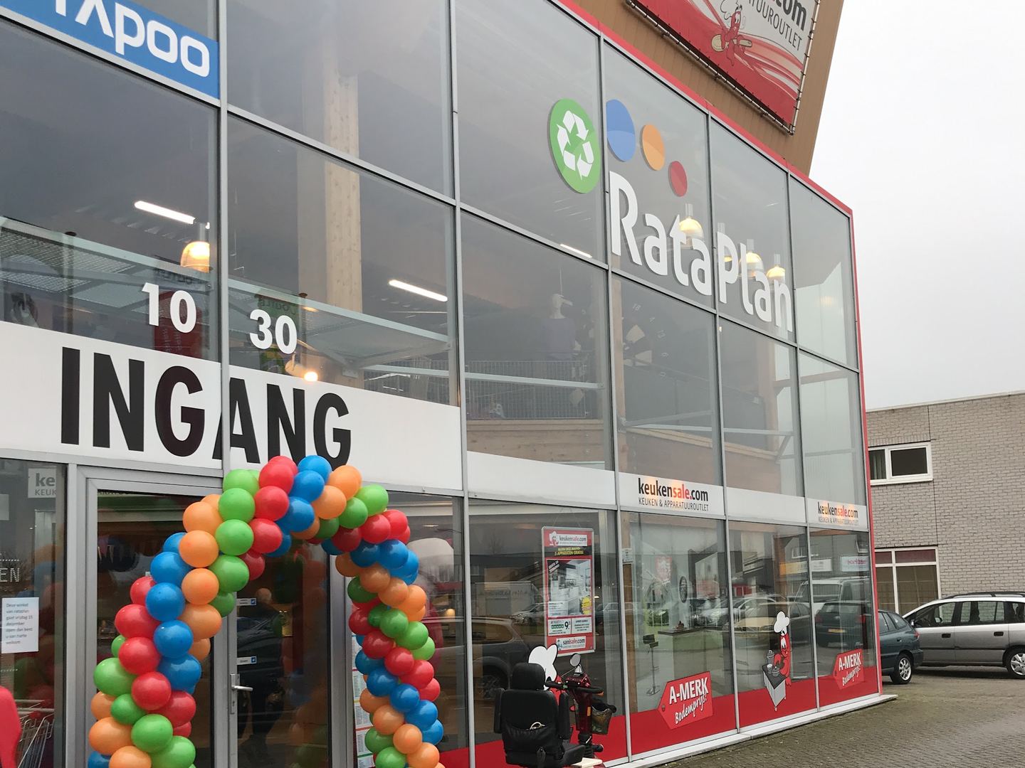 Glazen gevel van RataPlan Almere Stad met het RataPlan-logo en de ingang