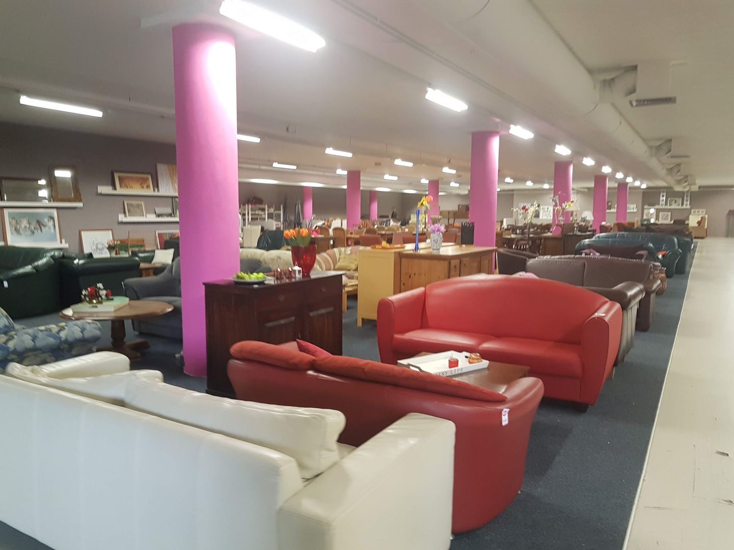 Winkelvloer van Kringloopwinkel RataPlan Beverwijk met tweedehands banken, fauteuils en kasten