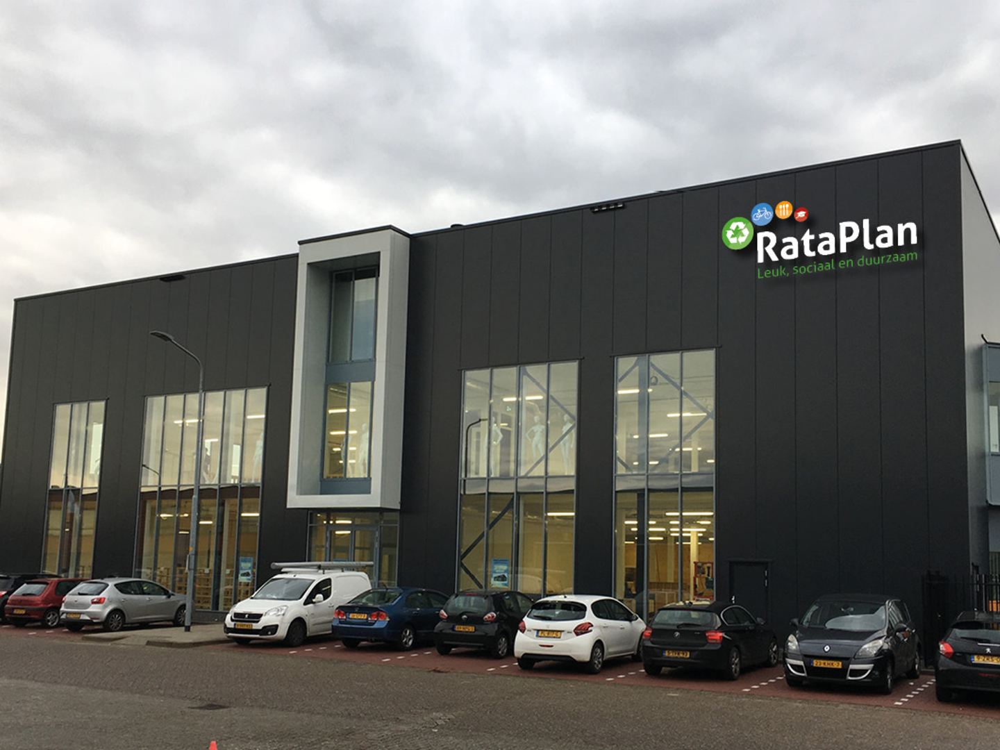 Zwarte gevel van RataPlan Hoofddorp met het RataPlan-logo en hoge ramen