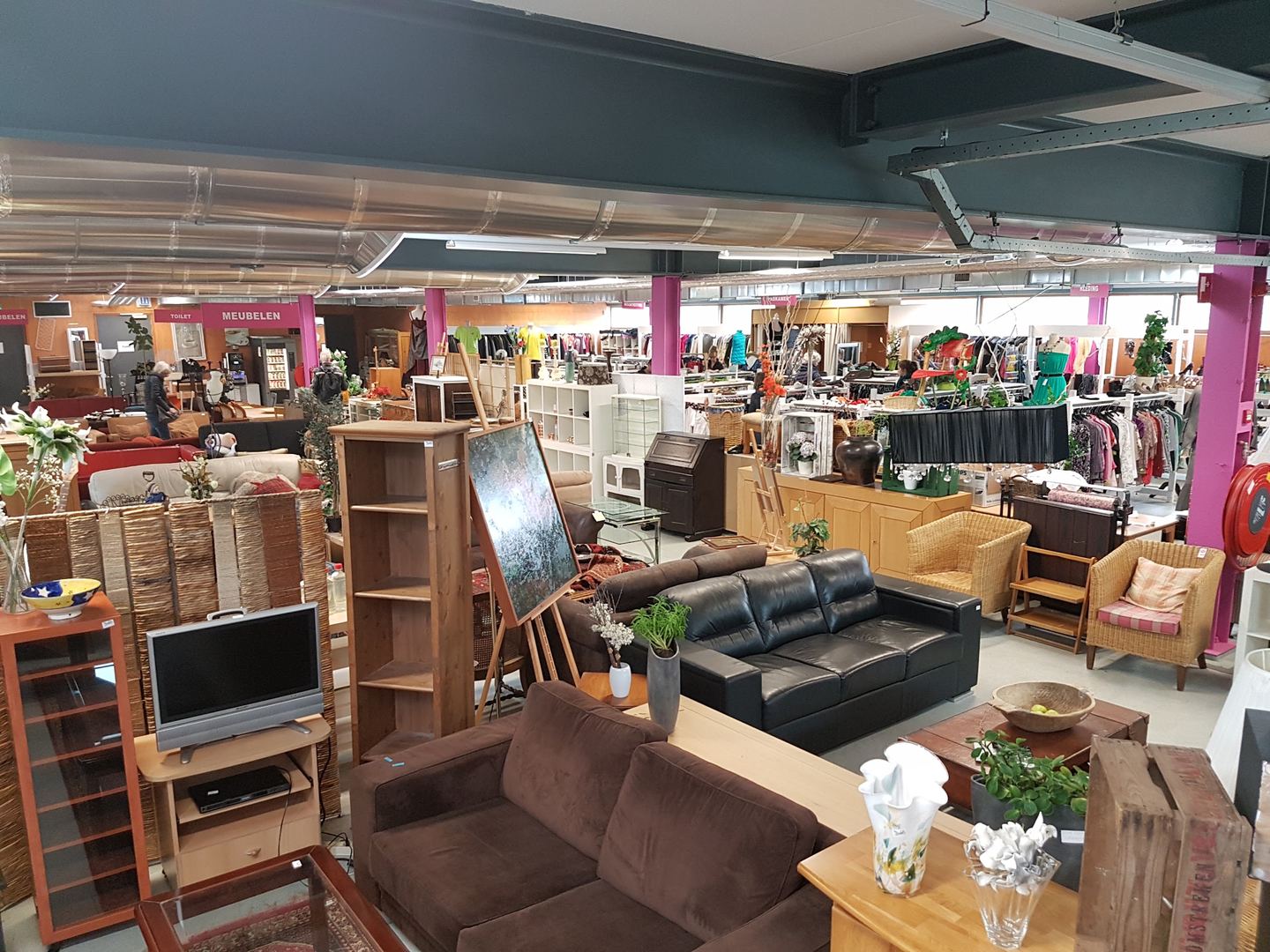 Winkelvloer van Kringloopwinkel RataPlan Houten met banken, kasten en kledingrekken
