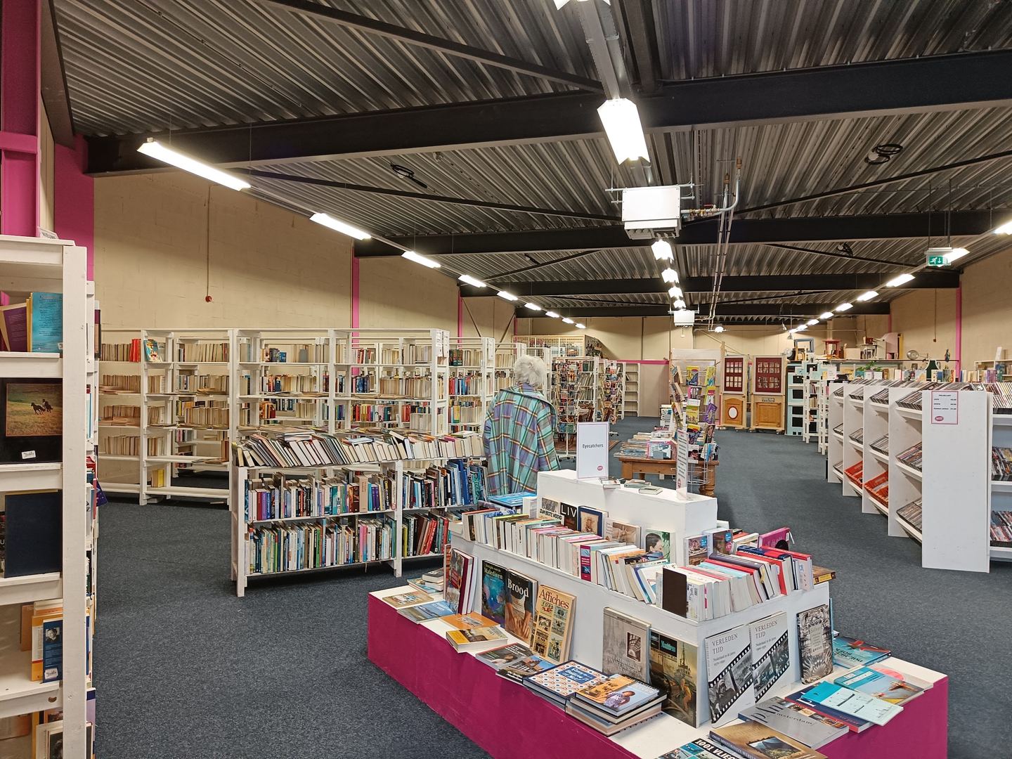 Boekenafdeling van RataPlan Zaandam met volle boekenkasten en een tafel met boeken