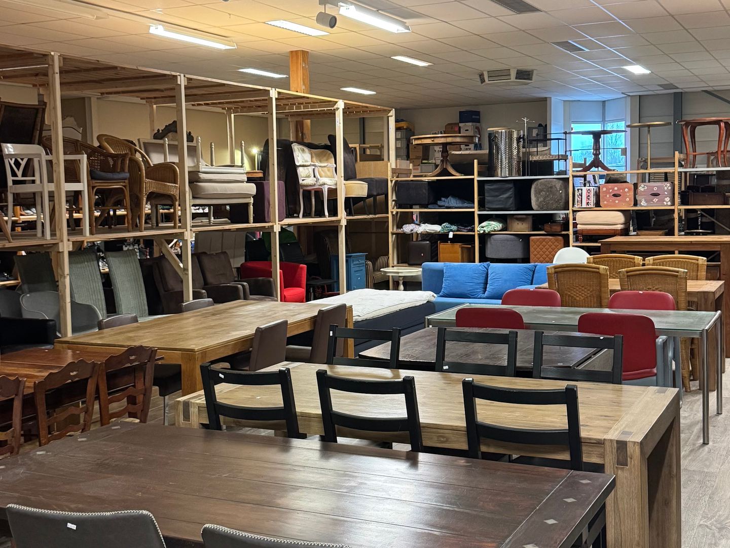 Eettafels, stoelen en kasten vol tweedehands spullen in Re-Usable Kringloopwinkel Purmerend