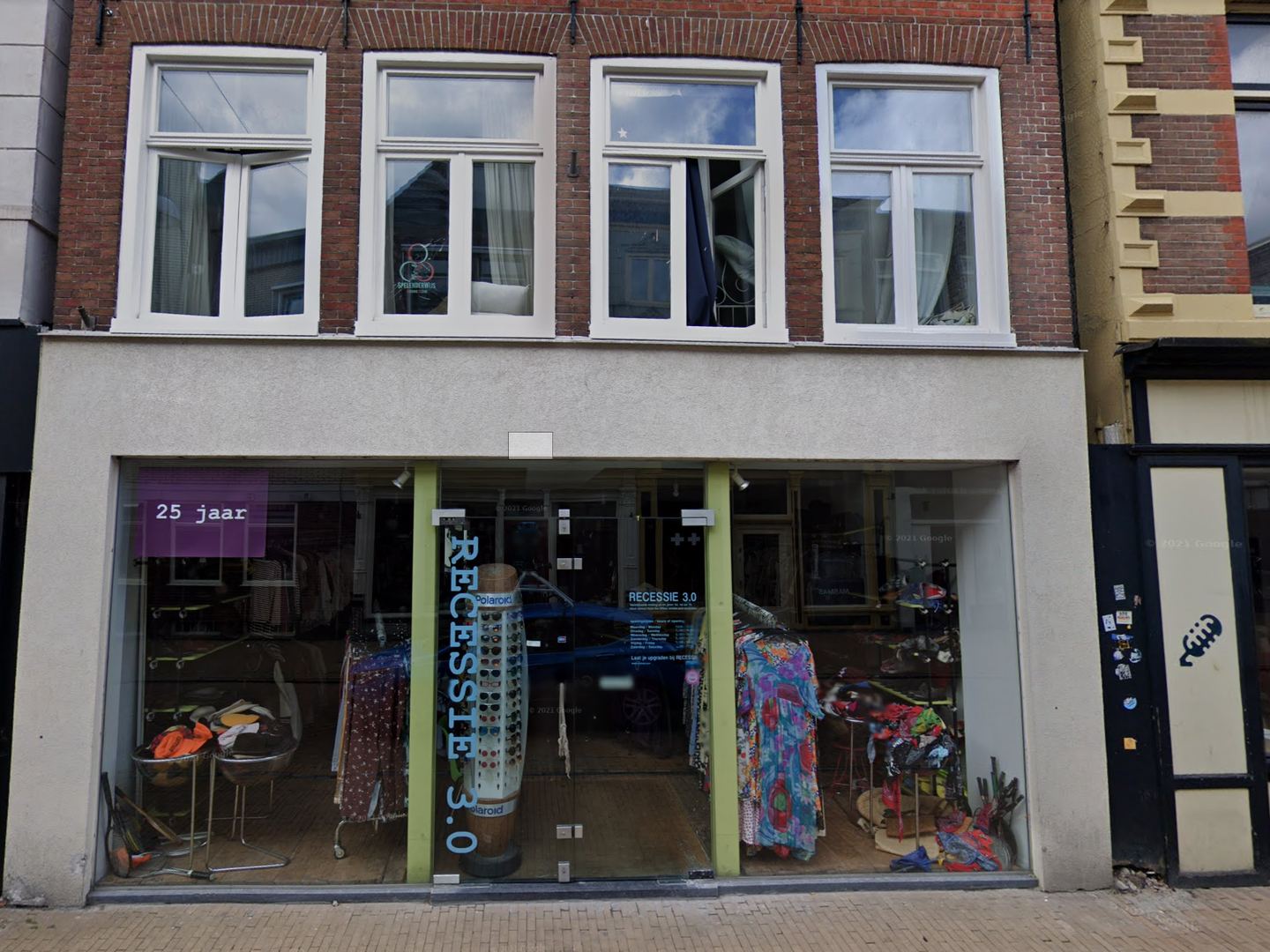 Winkelpui van Recessie met brede etalageramen en de naam verticaal op de glazen deur
