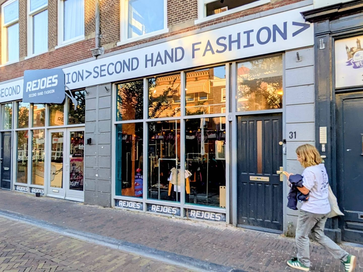 Gevel van Rejoes met het opschrift Second Hand Fashion boven de etalages