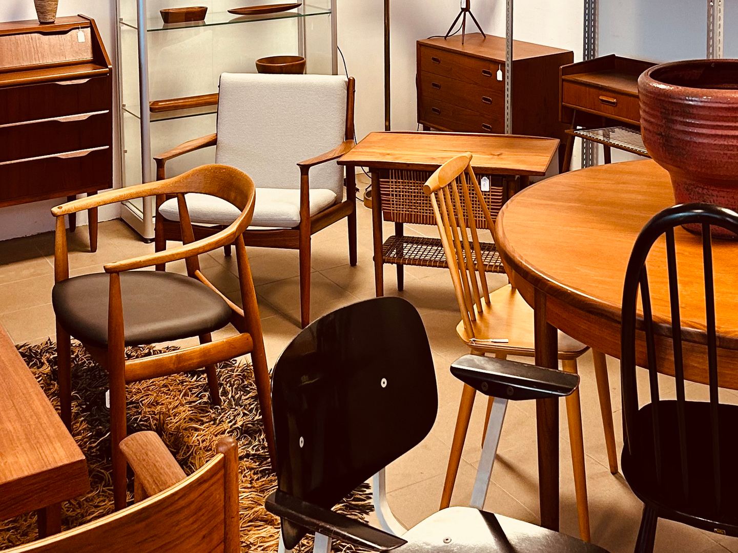 Vintage stoelen, tafels en teakhouten kasten in de winkel van Retro Studio