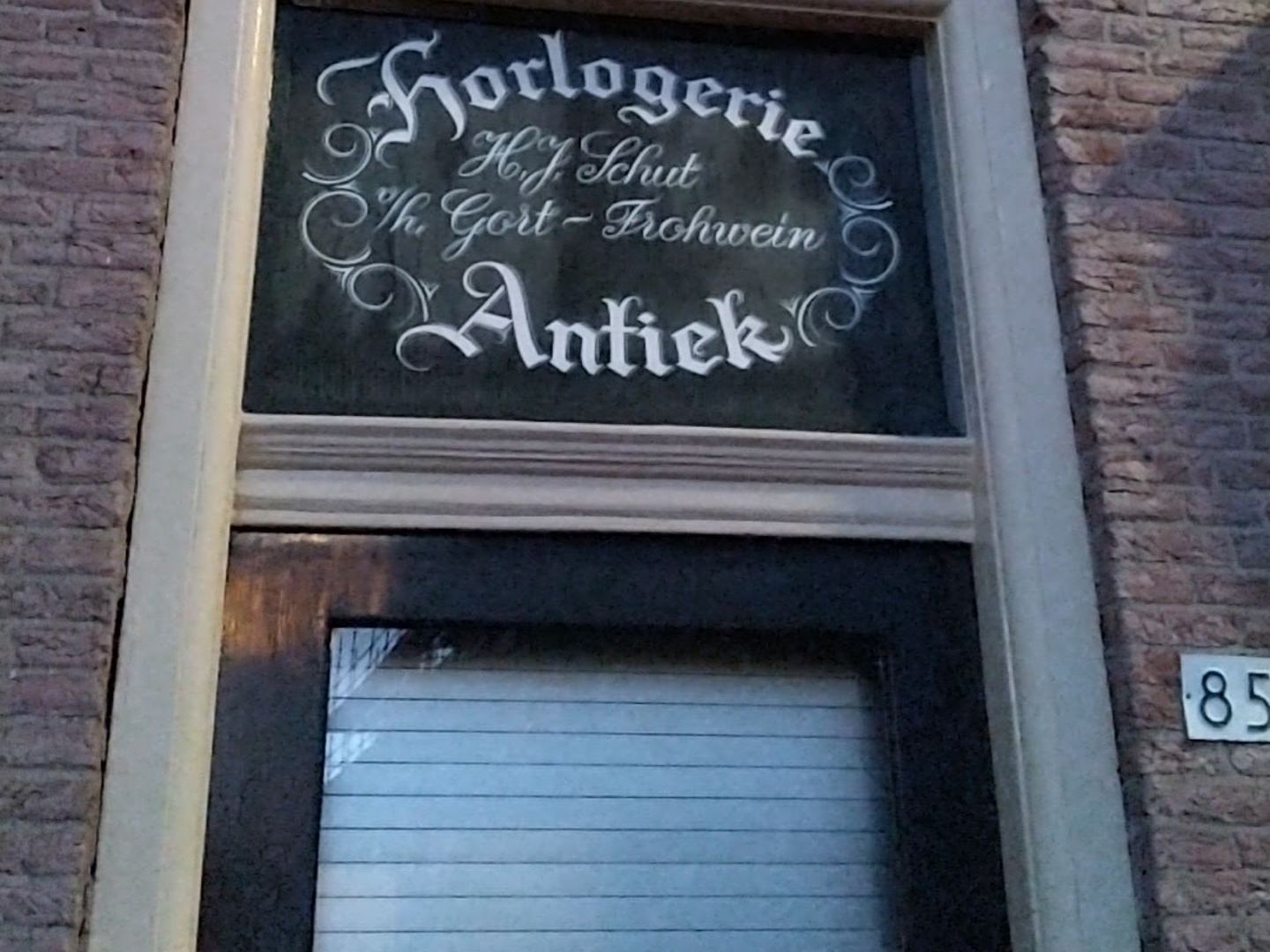 Gevel van Schut Antiek met het opschrift Horlogerie Antiek boven de deur