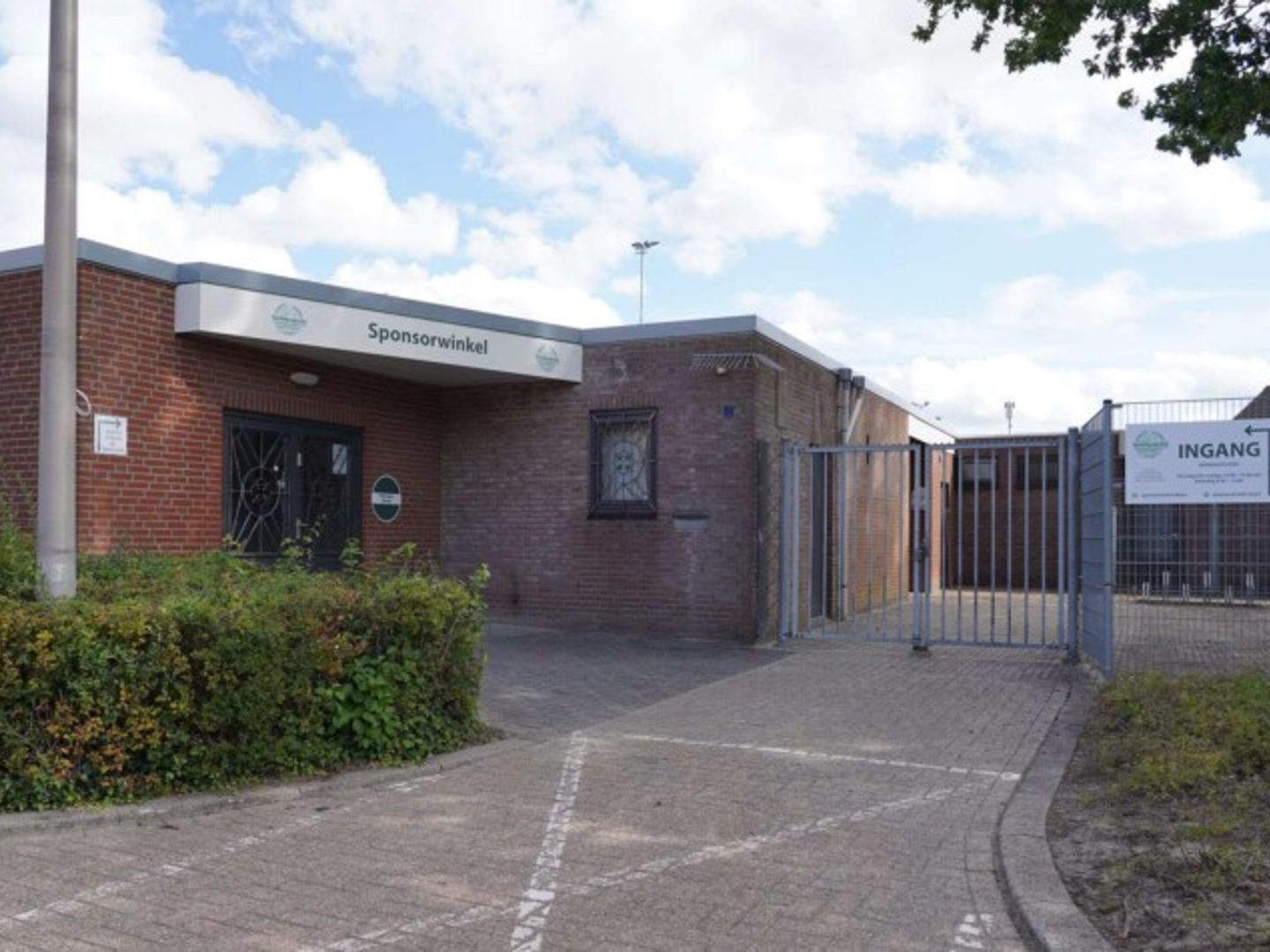 Exterior view of Sponsorwinkel Weert showing the building facade and entrance sign.