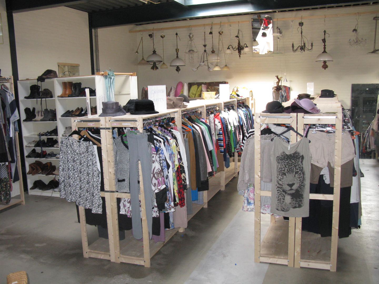 Rekken met tweedehands kleding, schoenen en hoeden in Stichting Kringloop Krimpen