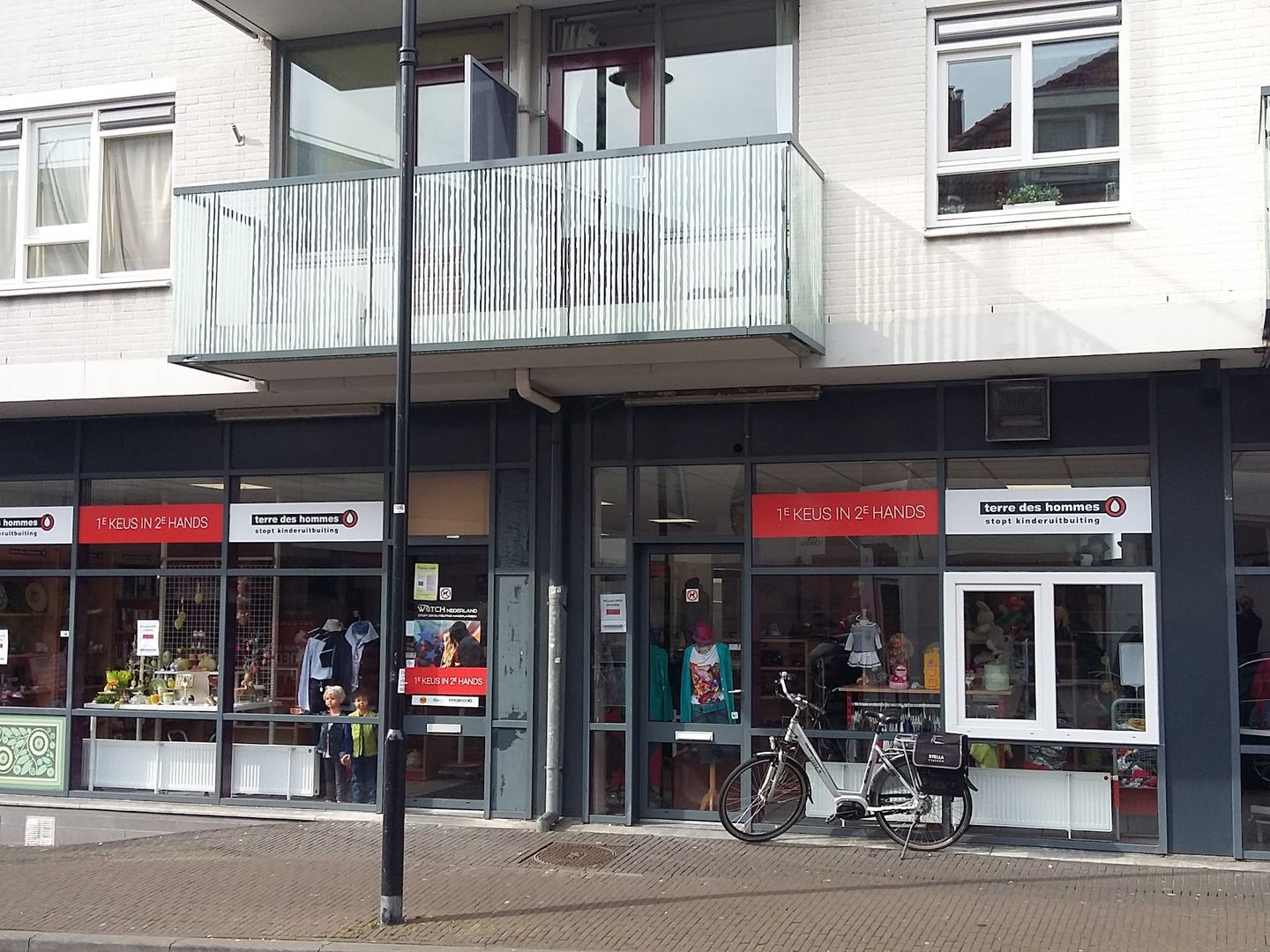 Winkelpui van Terre des Hommes met etalages vol kleding en woonspullen