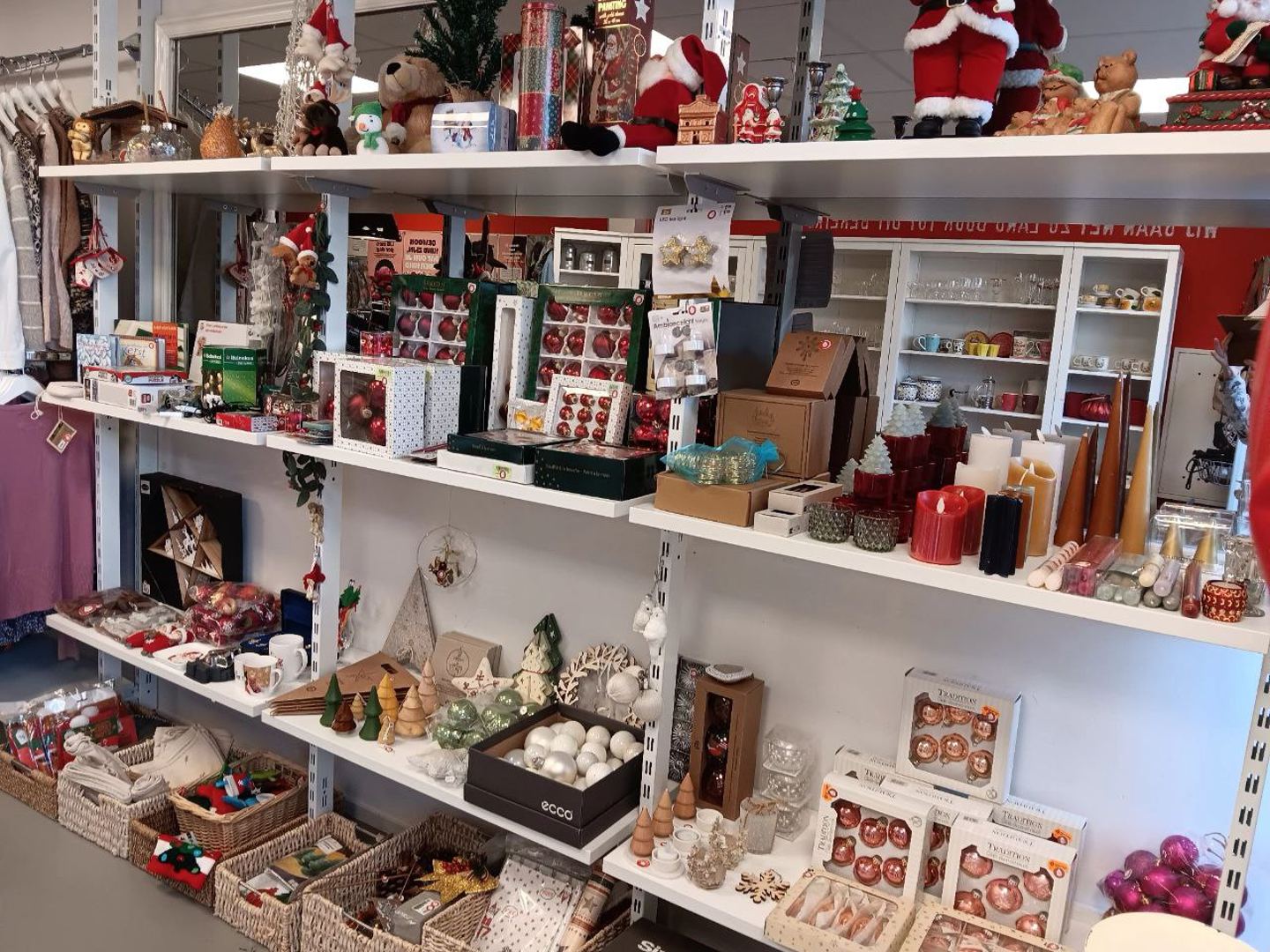Wandrek in de winkel van Terre des Hommes Hoofddorp met servies, decoratie en cadeauartikelen