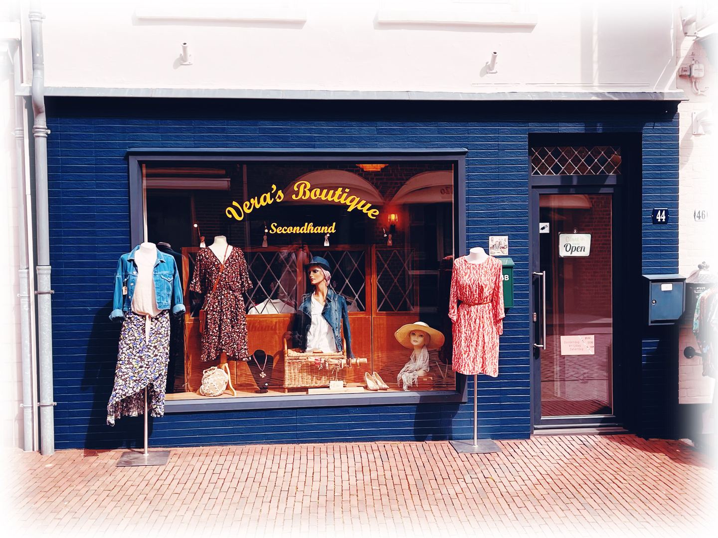 Gevel van Vera's Second Hand Boutique met jurken op paspoppen in de etalage