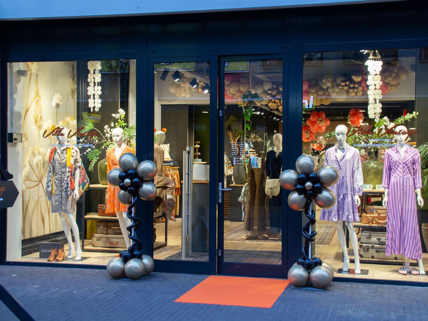 Winkelpui van Villa-Vintage met etalagepoppen in tweedehands merkkleding