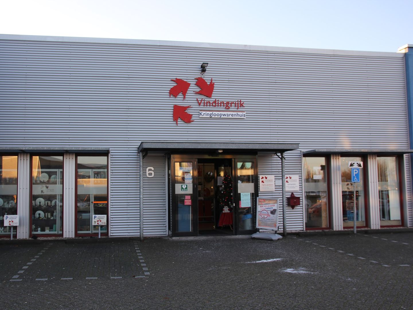 Gevel van Kringloopwarenhuis Vindingrijk met rood logo boven de ingang