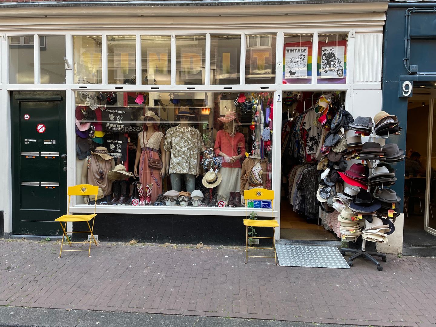 Winkelpui van Vindit met etalagepoppen en rekken vol hoeden voor de deur