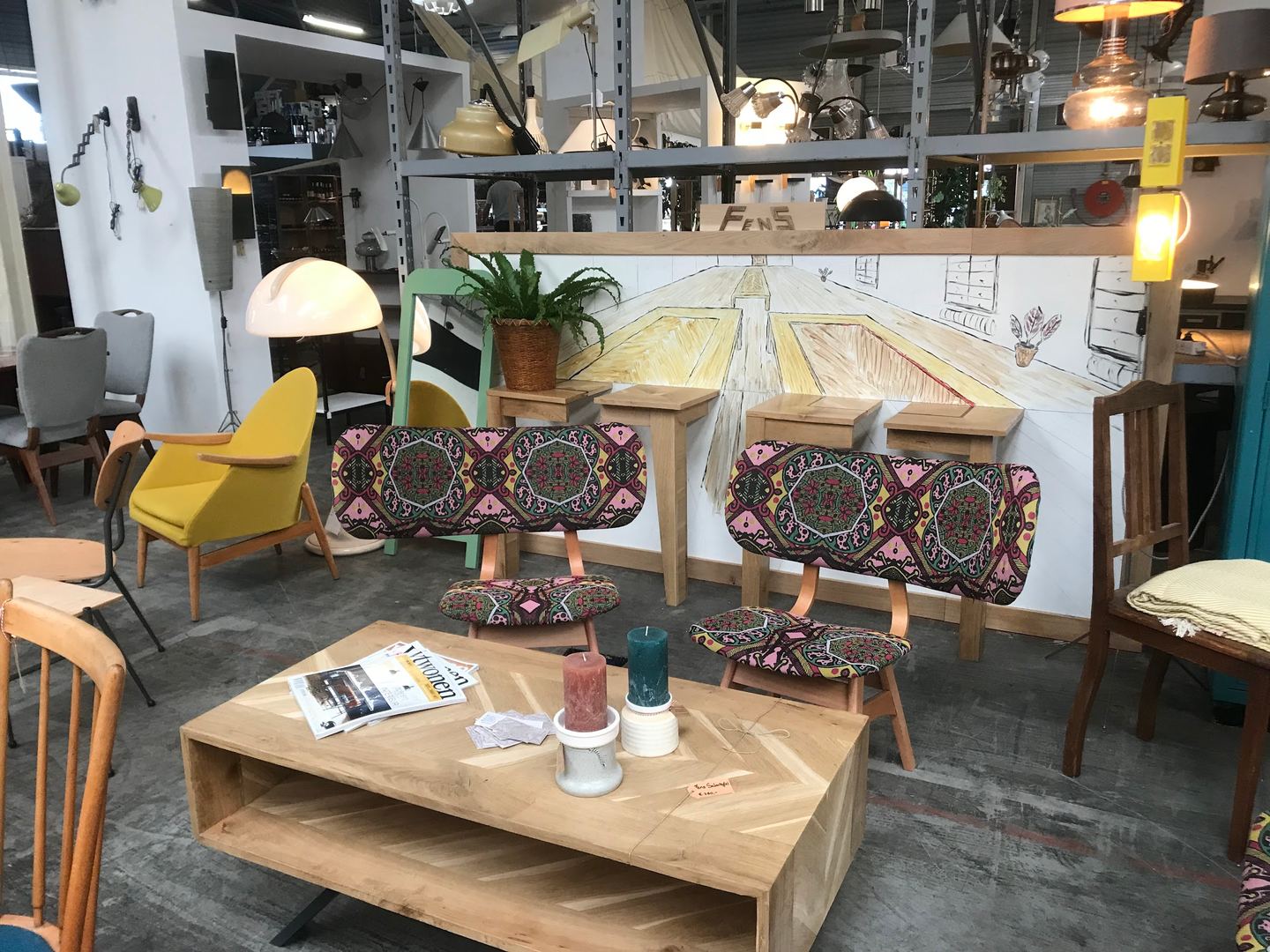 Vintage fauteuils, salontafel en lampen in de hal van VINT Amersfoort