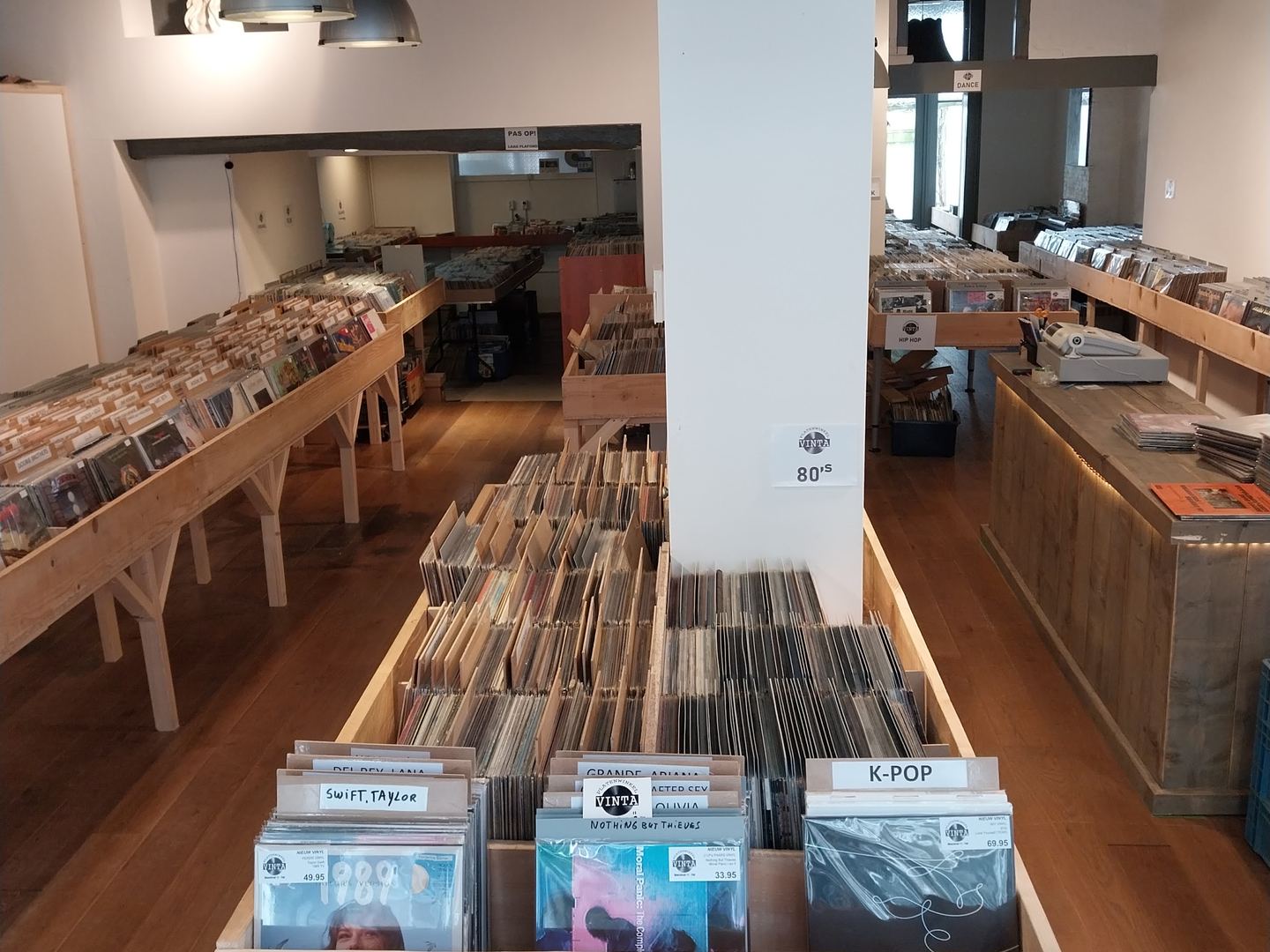 Bakken vol langspeelplaten in de ruime winkel van Vinta Platenwinkel