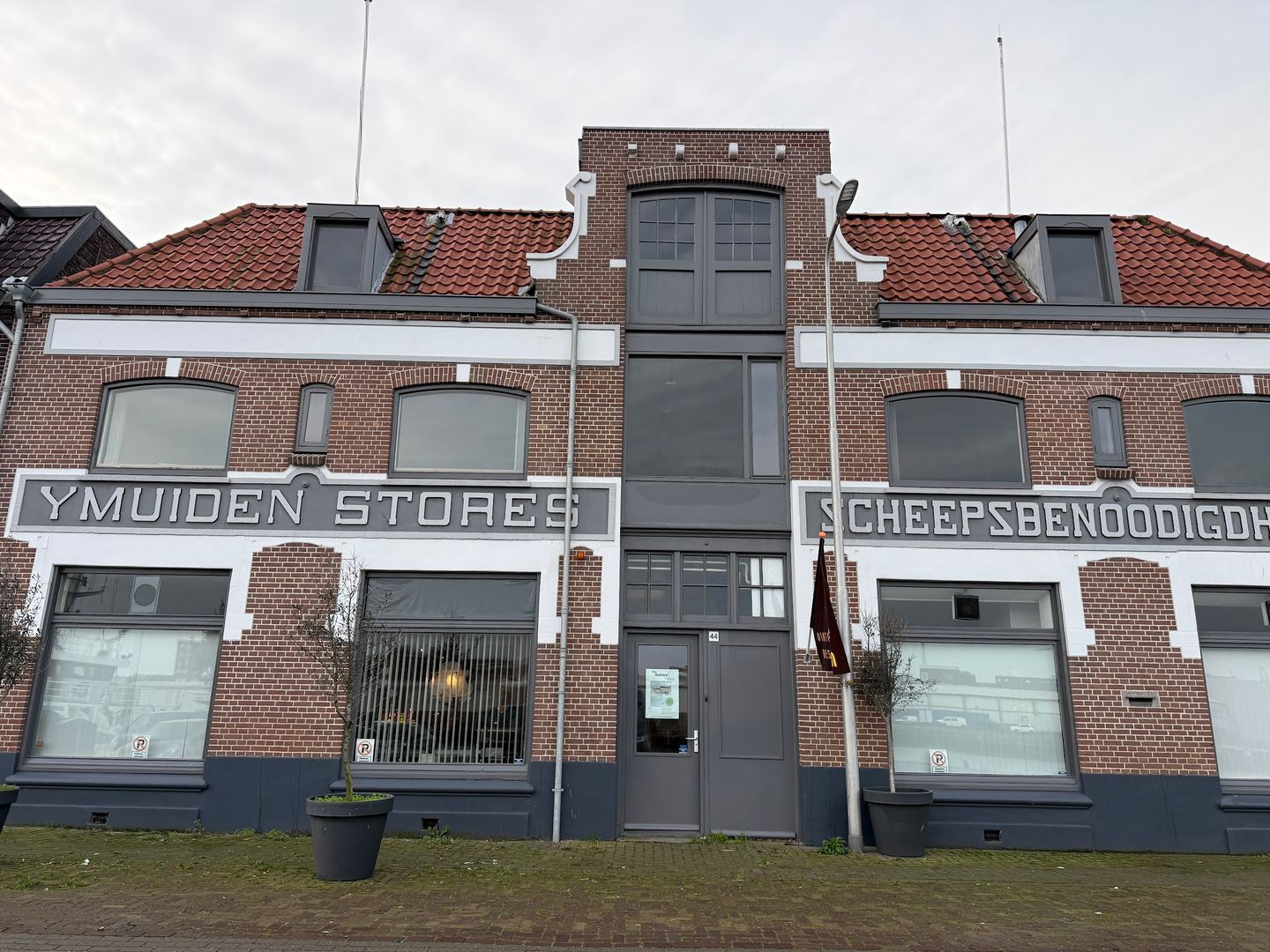 Gevel van Vintage Haarlem met het opschrift Ymuiden Stores