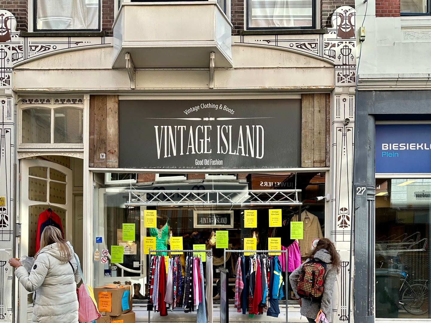 Gevel van Vintage Island met naambord en rekken vintage kleding voor de etalage