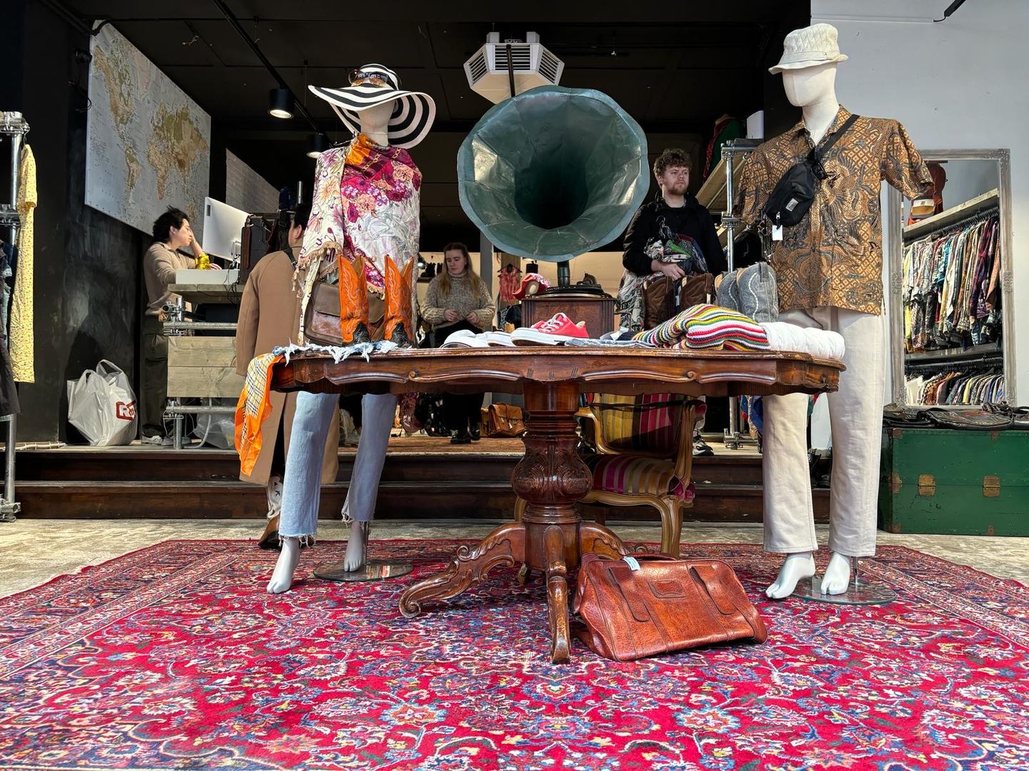 Interieur van Vintage Island Nijmegen met etalagepoppen, een grammofoon en rekken vol vintage kleding