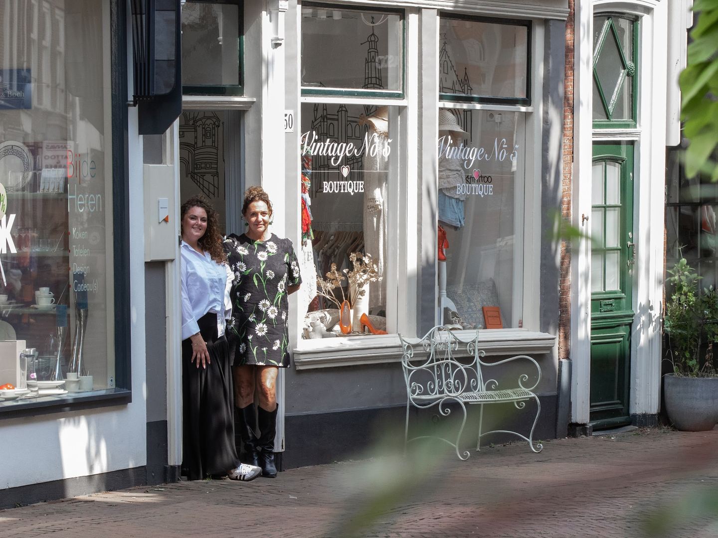 Gevel van Vintage Nō 5 met etalage en de winkelnaam op het raam