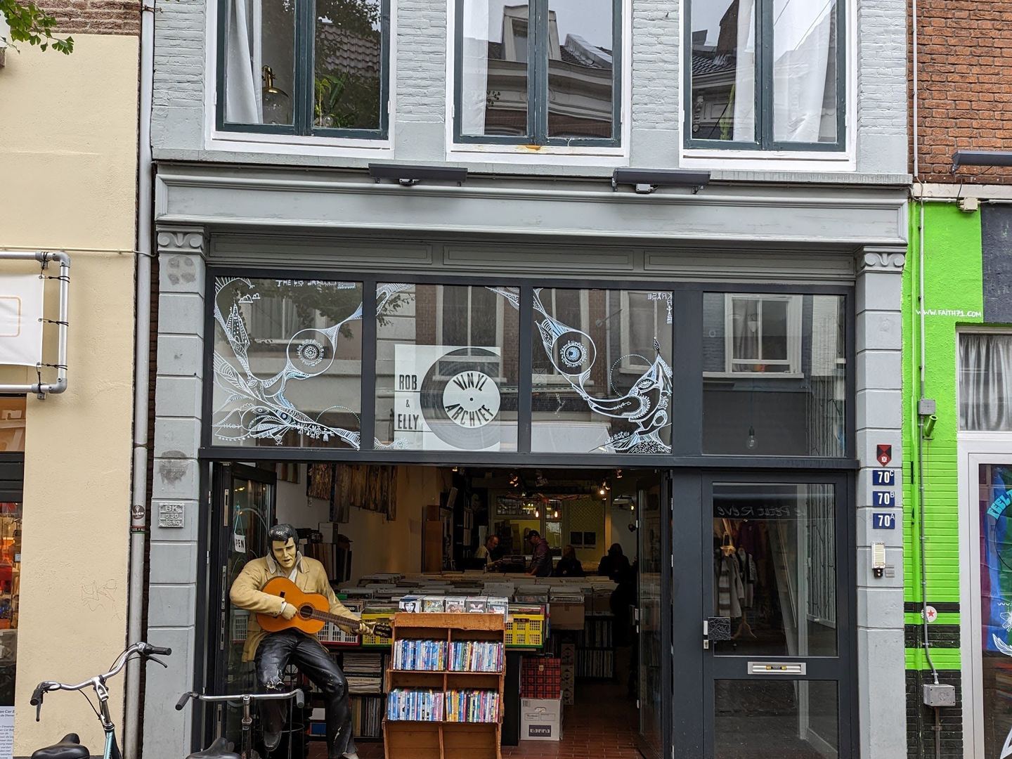 Gevel van platenzaak Vinylarchief met de etalage op straatniveau