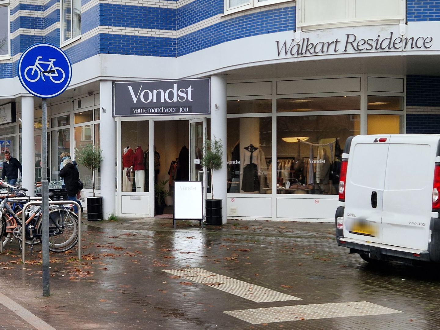 Winkelpui van Vondst Zeist met naambord en kledingrekken achter de etalage