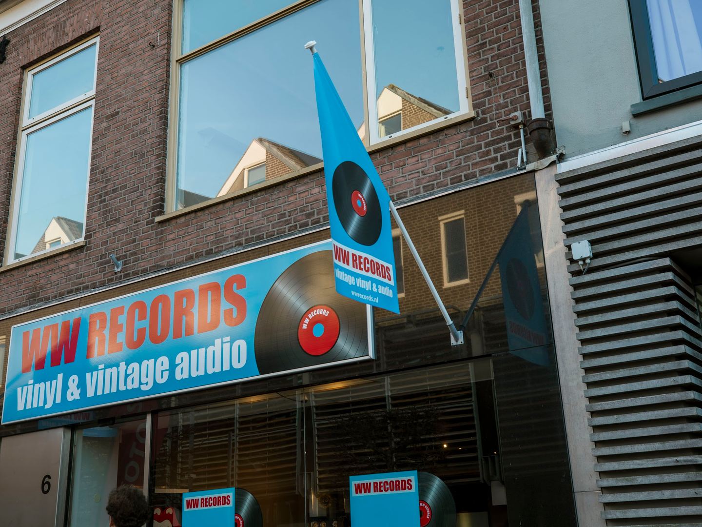 Gevel van WW Records met uithangbord voor vinyl en vintage audio