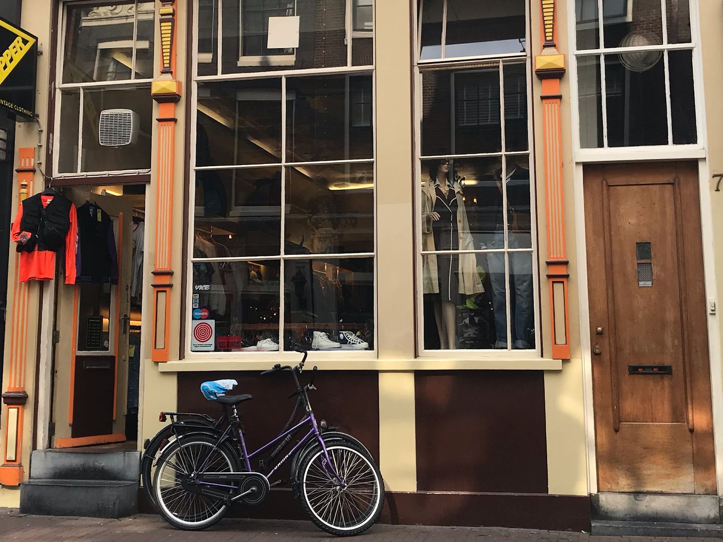 Gevel van Zipper met hoge etalageramen en een fiets voor de deur