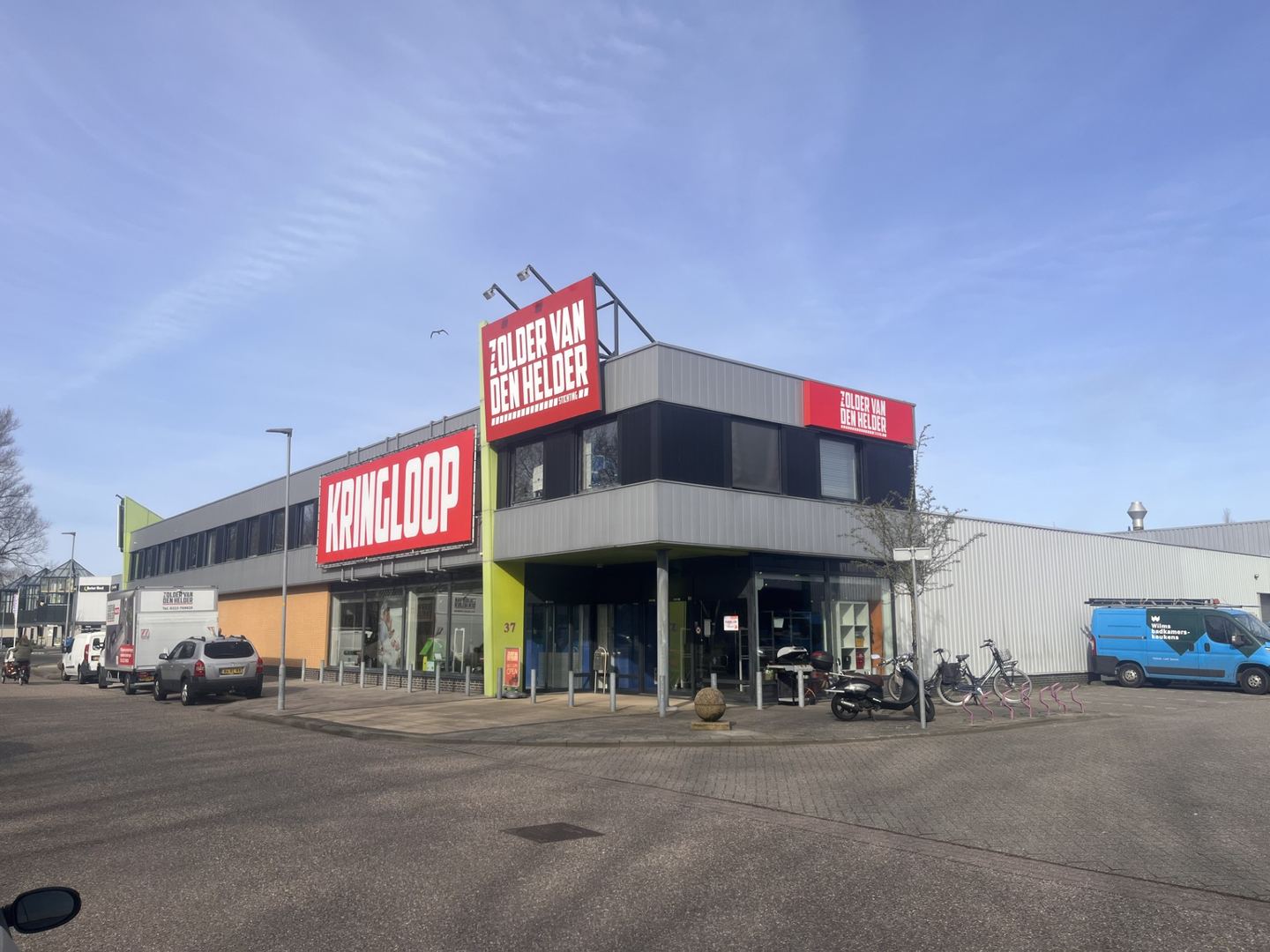 Pand van De Zolder van Den Helder met rode borden met de tekst Kringloop