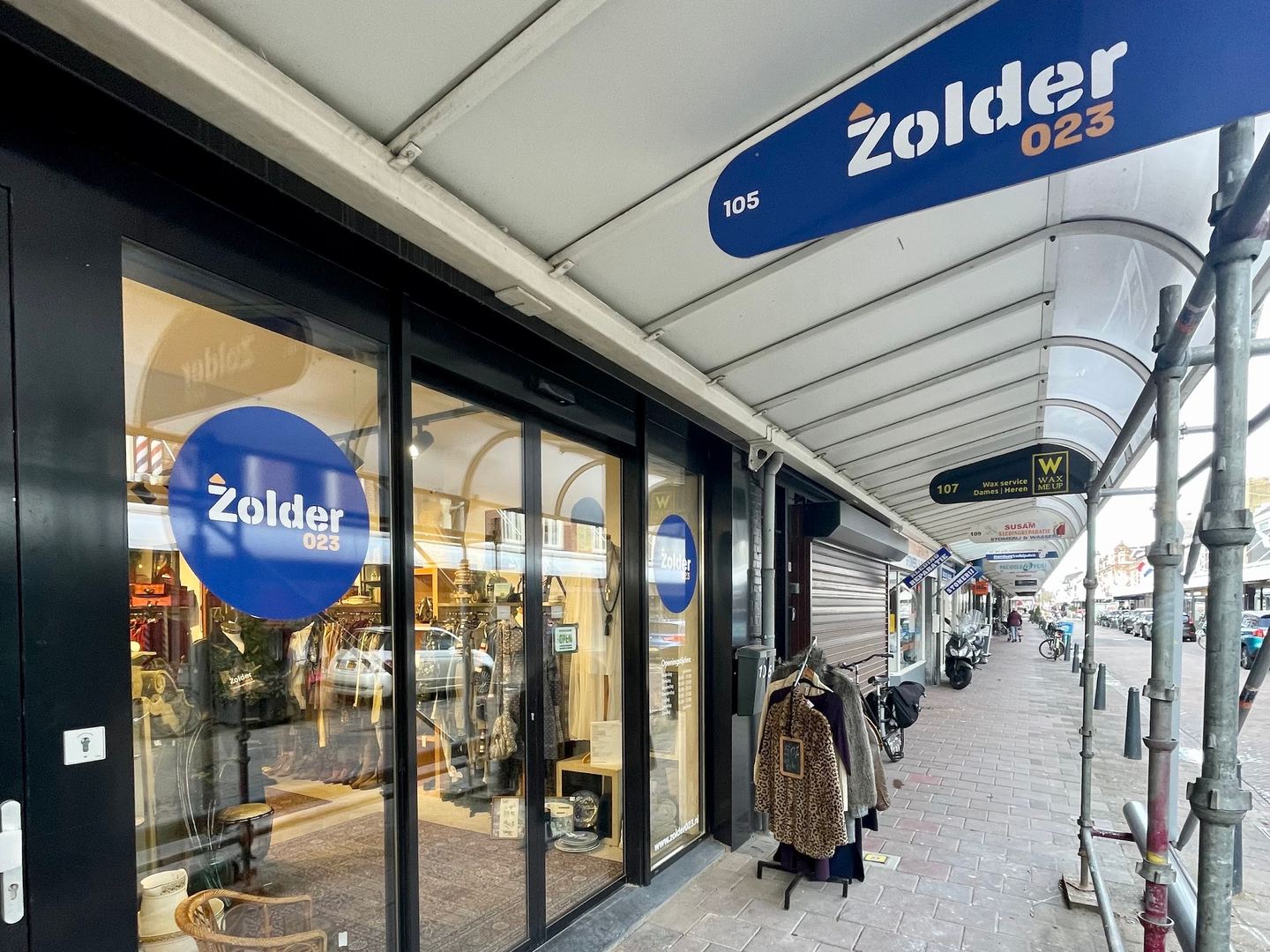 Winkelpui van Zolder023 Boetiek Cronjé met blauw uithangbord onder de overkapping